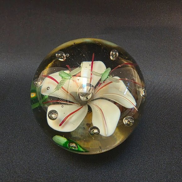 CLEAR GLASS white FLOWER FLYING hummingbirds ROUND PAPERWEIGHT bubbles birds - Picture 1 of 6